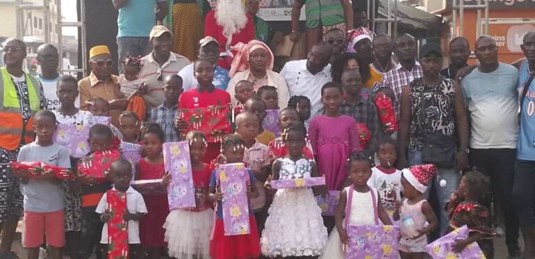 Côte d’Ivoire-AIP / Une association de leaders illumine Noël pour plus de 200 enfants à Yopougon-Wassakara