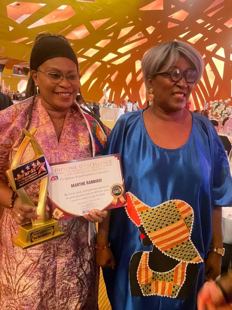 Côte d’Ivoire-AIP/ 6ème édition des Awards des entreprises 2024: la principale du collège moderne d’Attécoubé décroche le prix du meilleur entrepreneur social