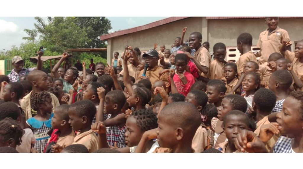 Côte d’Ivoire – AIP/ Un cadre du village fait don de 75 tables-bancs à l’école de Kibou (Daloa)
