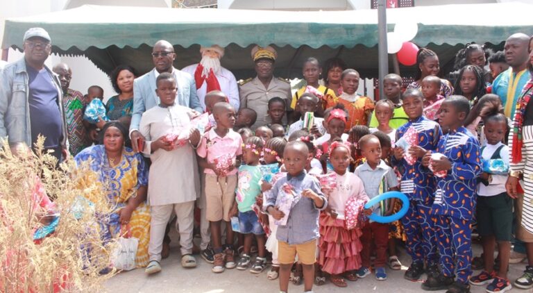 Côte d’Ivoire – AIP / Adjoumani donne le sourire aux enfants des journalistes et communicateurs du Gontougo