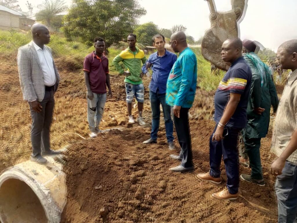 Côte d’Ivoire-AIP/ Assi Jean Luc satisfait de l’avancement des travaux de construction d’un pont reliant deux quartiers d’Akoupé