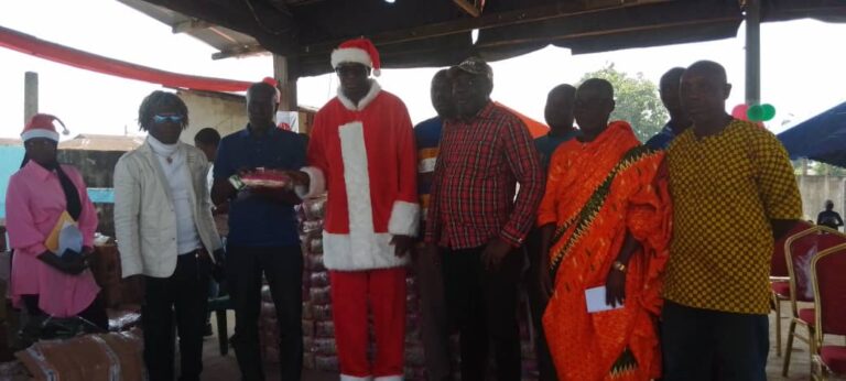 Côte d’Ivoire – AIP / Une ONG offre des vivres aux enfants pour Noël à Maféré