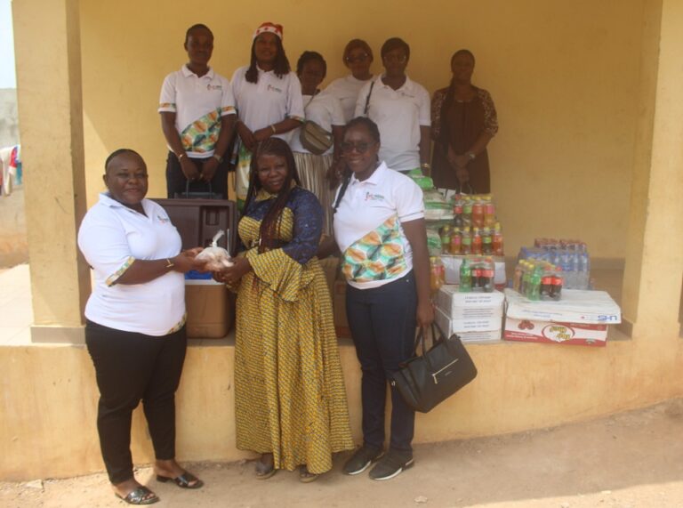 Côte d’Ivoire-AIP/Une association de femmes fait des dons aux enfants vulnérables du centre de transit d’Agboville
