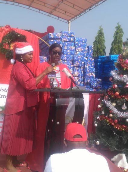 Côte d’Ivoire-AIP / Augustin Thiam offre des cadeaux à plus de 500 enfants du district autonome de Yamoussoukro