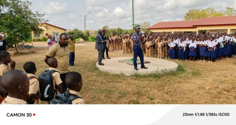 Côte d’Ivoire-AIP/ Le commandant de la gendarmerie d’Akoupé sensibilise les élèves de Becouefin aux dangers des congés anticipés