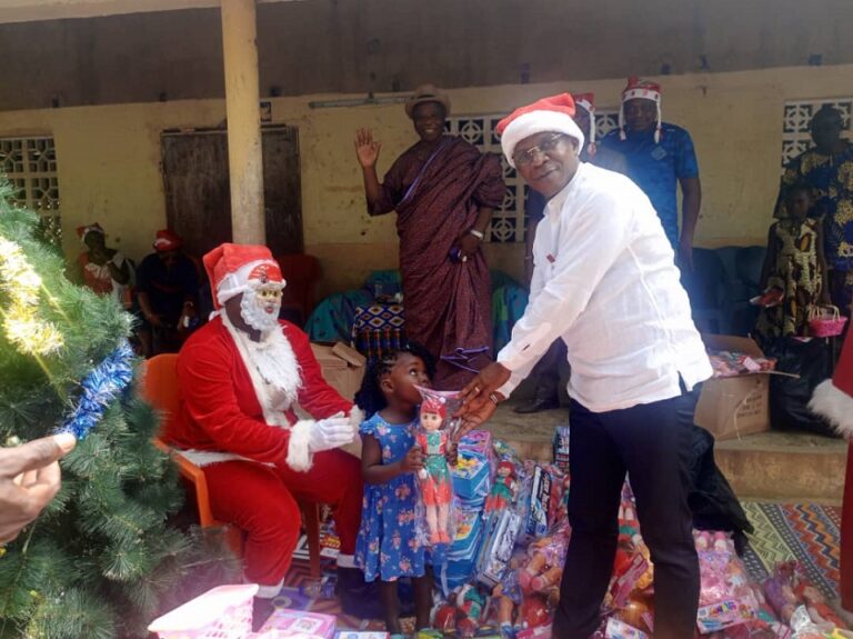 Côte d’Ivoire-AIP/ Plus de 3.000 cadeaux du député-maire de Sikensi aux enfants des villages