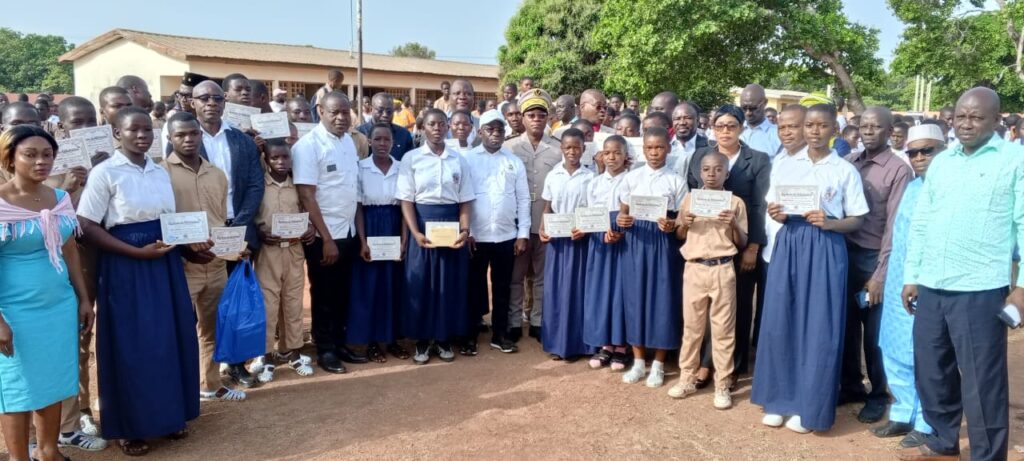 Côte d’Ivoire – AIP / Vingt-quatre élèves du lycée moderne félicités pour leurs excellents résultats au premier trimestre à Sarhala