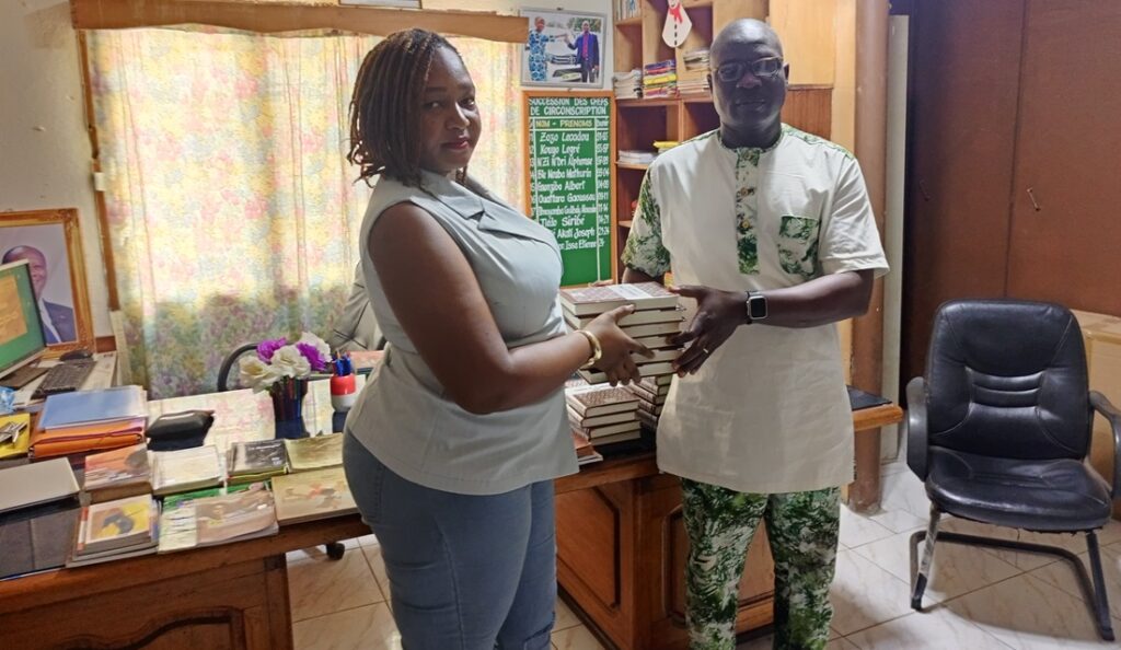 Côte d’Ivoire-AIP/ Une étudiante collecte des ouvrages pour la bibliothèque d’une IEPP à Issia
