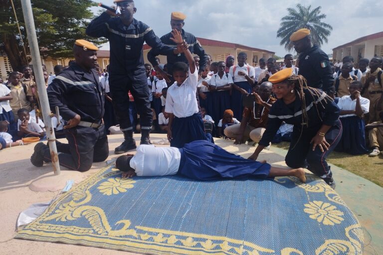 Côte d’Ivoire-AIP/ Les pompiers civils enseignent les gestes de premiers secours dans les écoles à Dabou