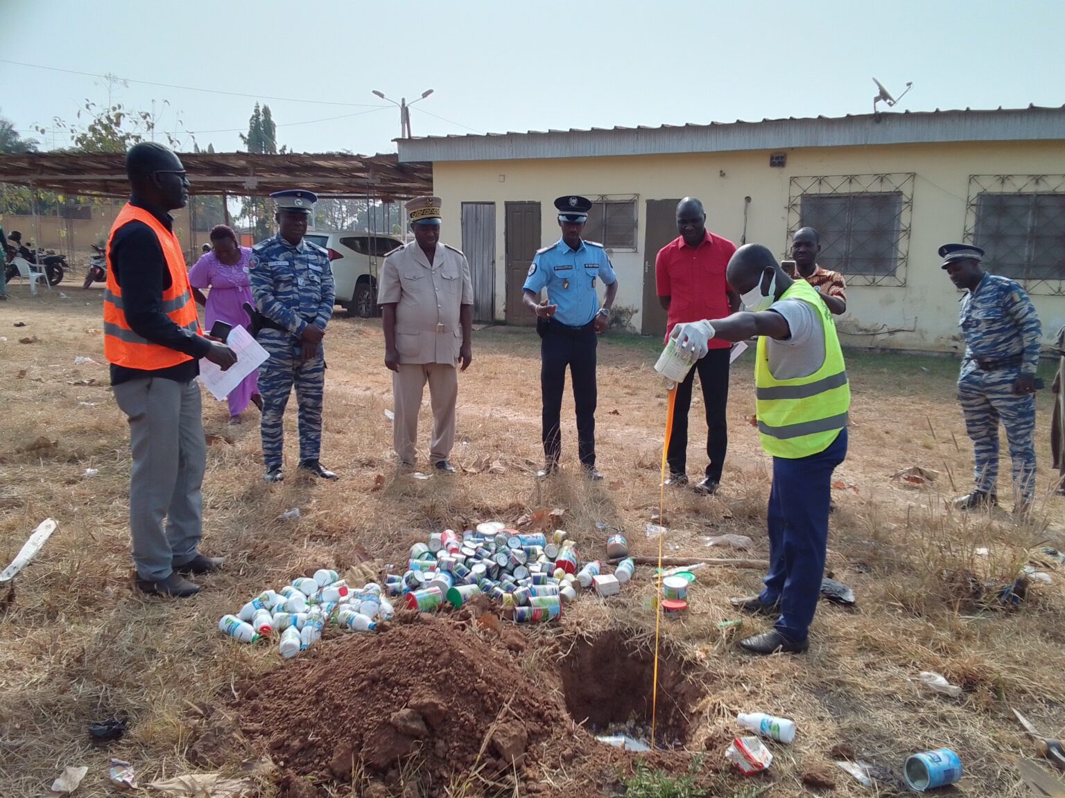 Côte d’Ivoire – AIP/ La direction des ressources animales de Tanda incinère des produits avariés