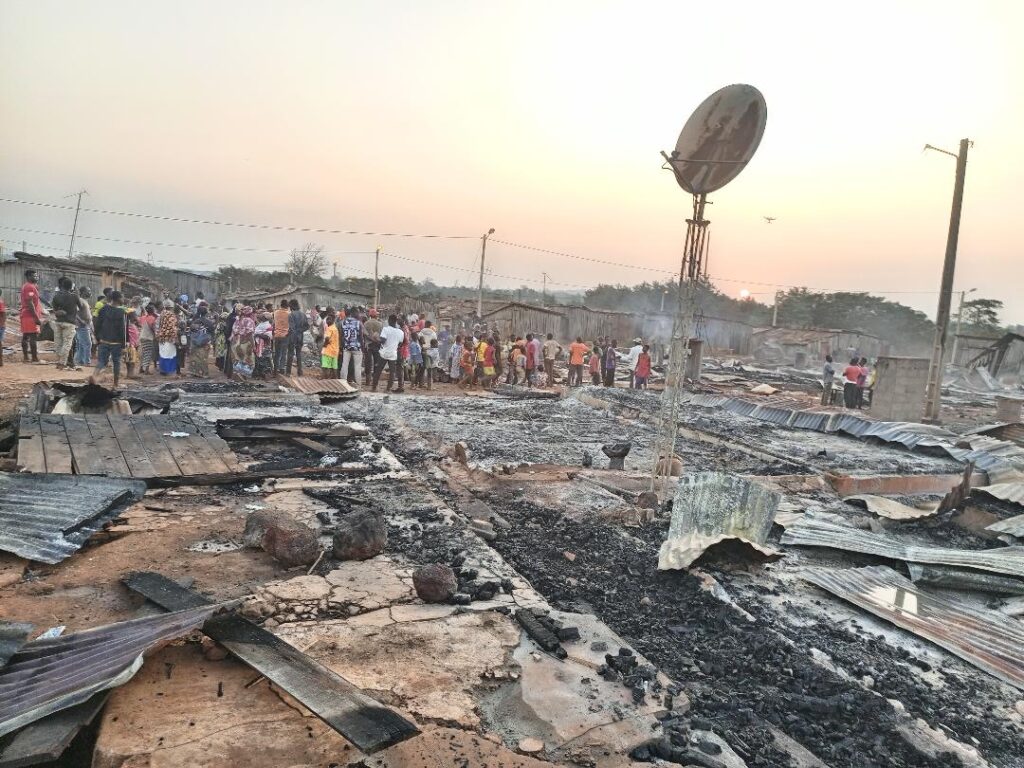 L'incendie qui a ravagé les habitations à Danzerville, dans la sous-préfecture de Vavoua, dimanche 19 janvier 2025, a provoqué d'importants dégâts matériels.