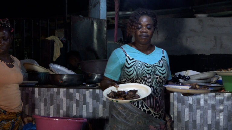 Côte d’Ivoire-AIP/ Des vendeurs de nourriture illuminent la Saint-Sylvestre à Aboisso (Reportage)