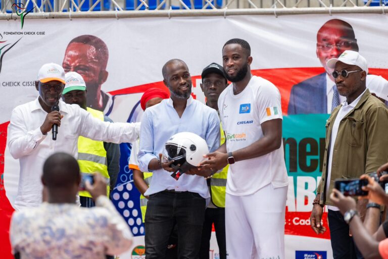 Côte d’Ivoire-AIP/Sécurité routière : Le ministère des Transports et la fondation Cheick Cissé sensibilisent les livreurs à moto sur le port du casque