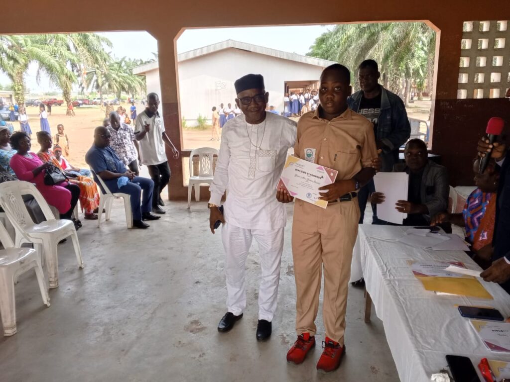 Côte d’Ivoire-AIP/ Journée portes ouvertes : 106 élèves méritants récompensés au lycée moderne Konan Camille d’Adiaké
