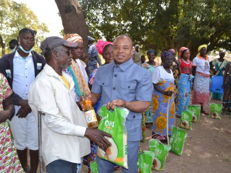 Côte d’Ivoire-AIP/ Un cadre fait des dons en vivres à 200 veuves à Niamoué (Doropo)