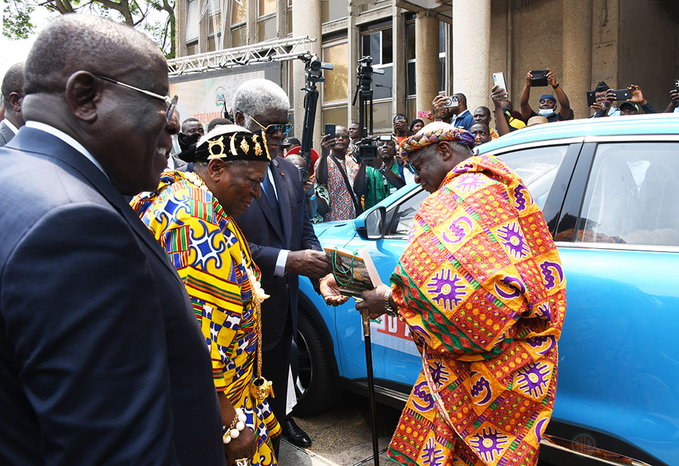 Le District d’Abidjan dote les 95 chefs Atchan et Akyé de véhicules de type 4×4