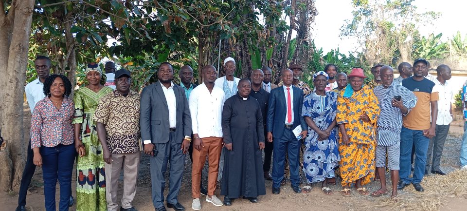 Côte d’Ivoire-AIP/ Des chefs traditionnels et guides religieux prient pour de meilleurs résultats au lycée moderne de Sassandra