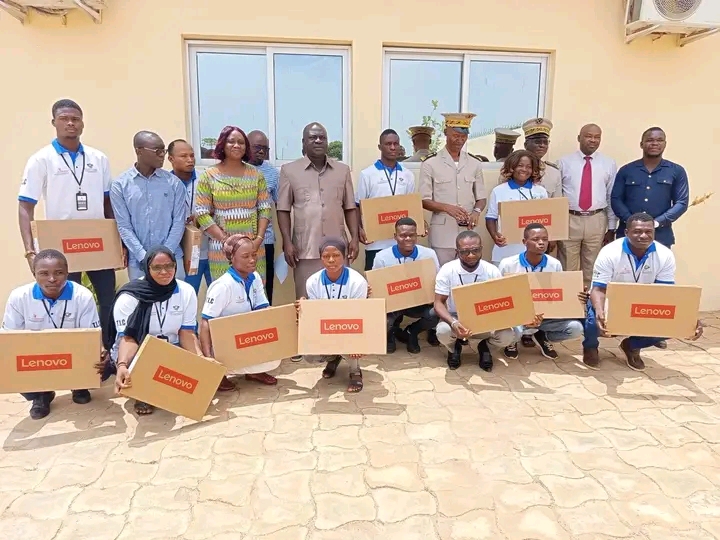 Côte d’Ivoire-AIP/ Sinématiali: 42 jeunes bénéficiaires du projet E2C-TIC reçoivent des ordinateurs portables pour renforcer leur parcours de formation et d’insertion professionnelle
