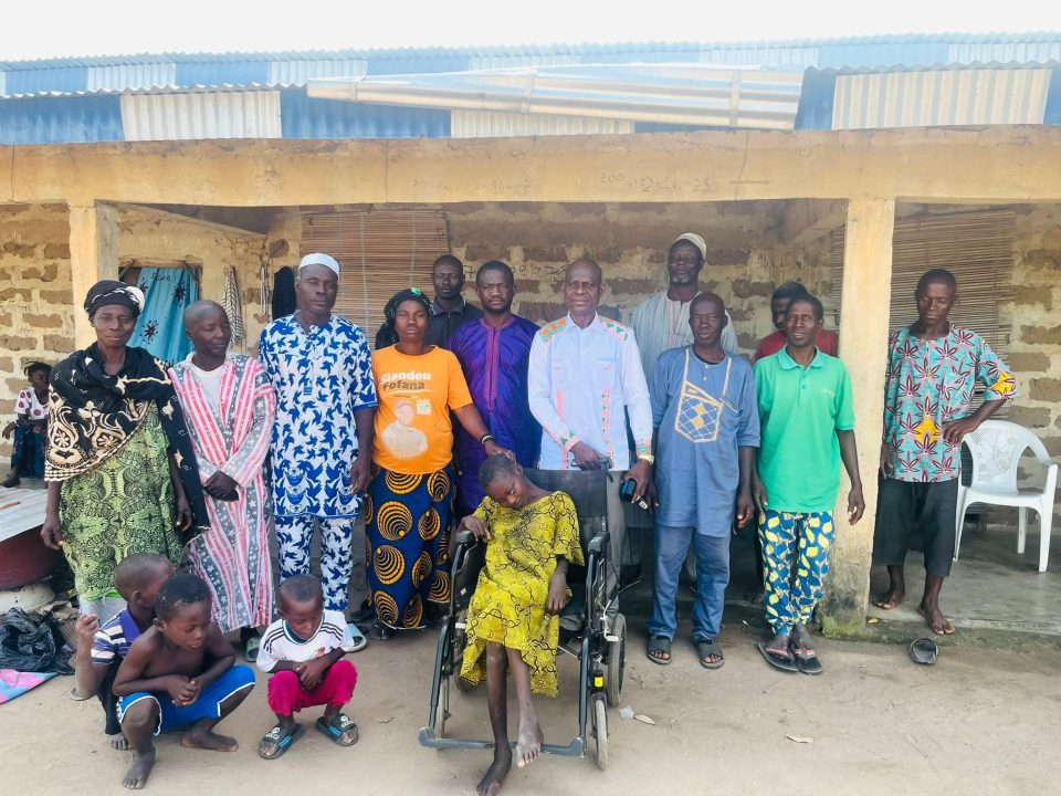 Côte d’Ivoire-AIP/ Le maire Fofana Salif offre un fauteuil roulant à une jeune handicapée à Sagbanikoro
