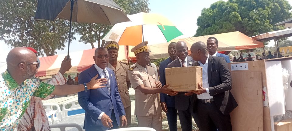 Côte d’Ivoire-AIP / Le député Diomandé Lassina renforce les centres de santé de sa circonscription avec un don de matériels médicaux