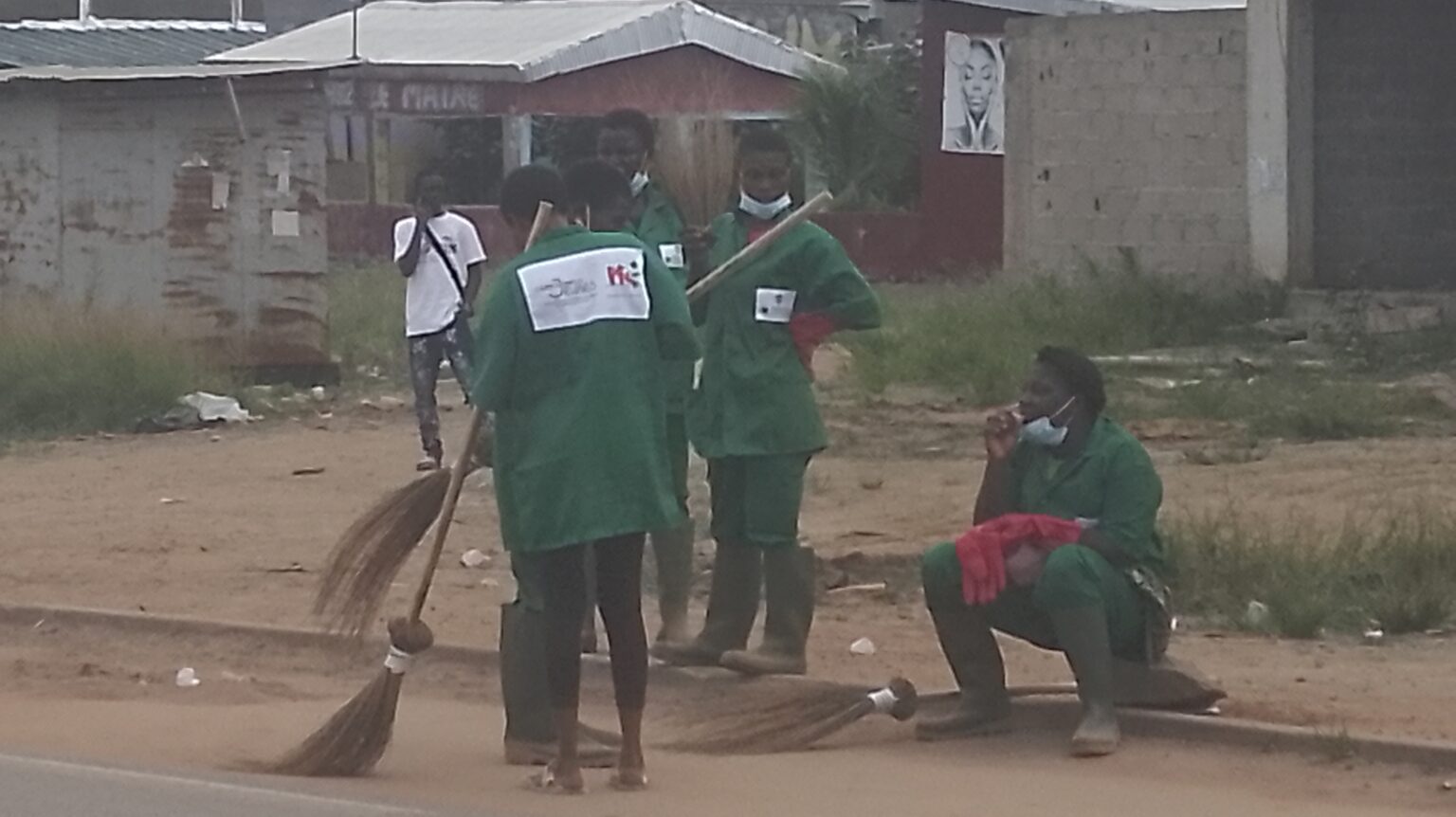 Côte d’Ivoire-AIP/Guitry : des jeunes engagés dans une vaste opération de salubrité dans le cadre du Projet emploi jeunes
