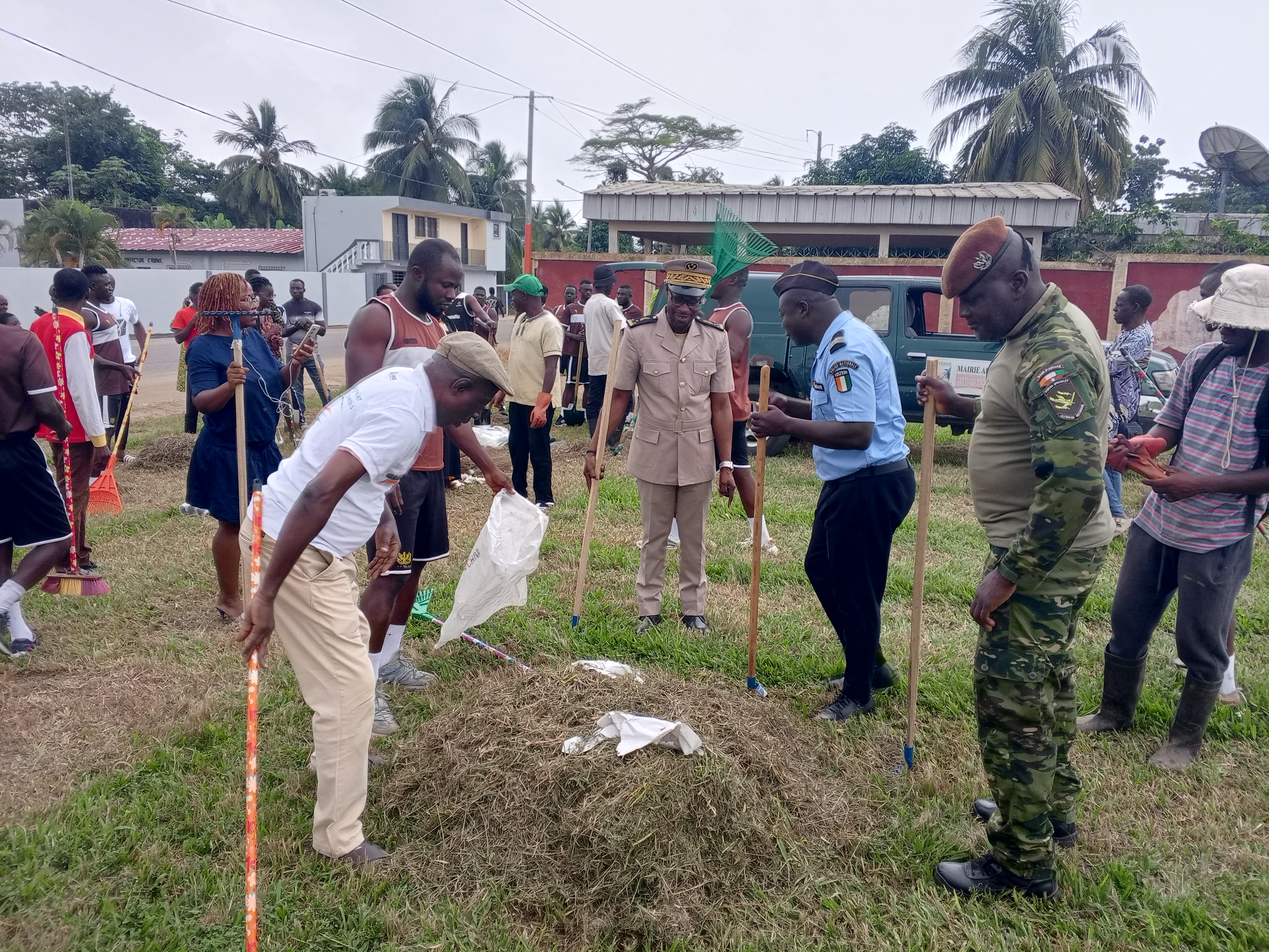 Côte d’Ivoire-AIP/Festivités de l’an 65: les populations d’Adiaké s’engagent dans une opération de salubrité