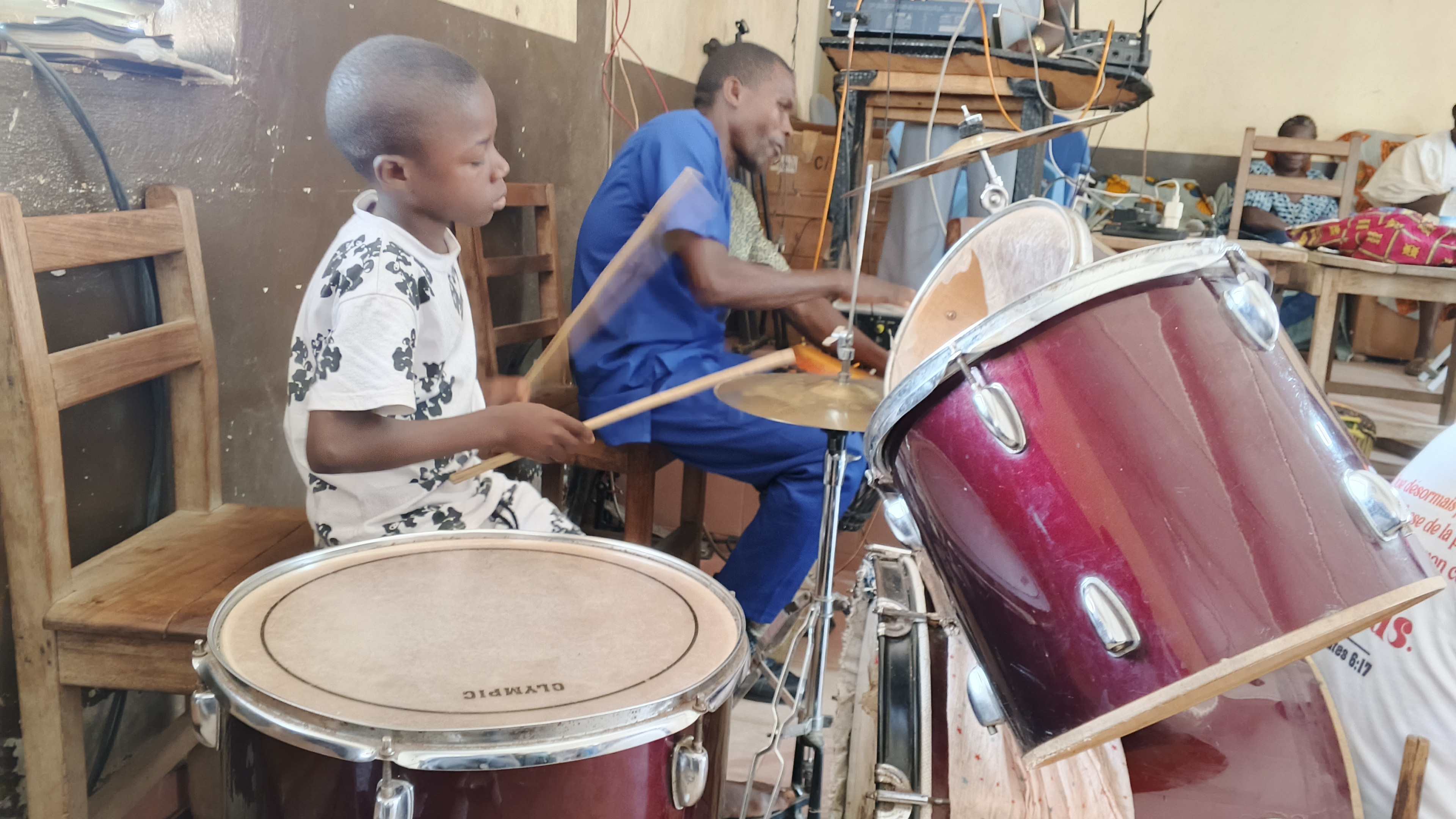 Côte d’Ivoire-AIP/ Vavoua : un batteur de 12 ans accompagne le groupe musical de la mission Silué d’Akponzon