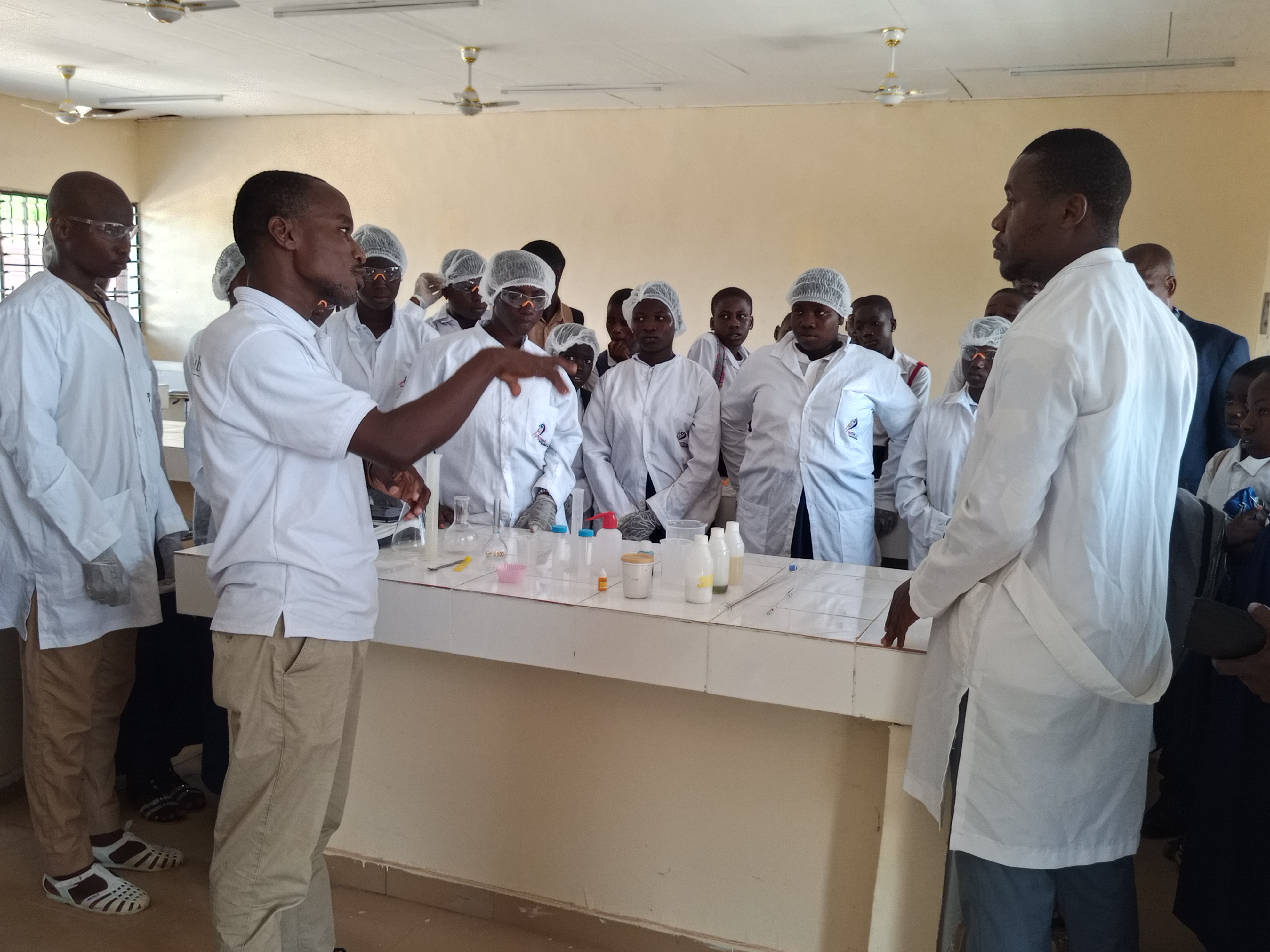 Côte d’Ivoire-AIP/ Des élèves initiés à la fabrication du savon et à la robotique à Minignan