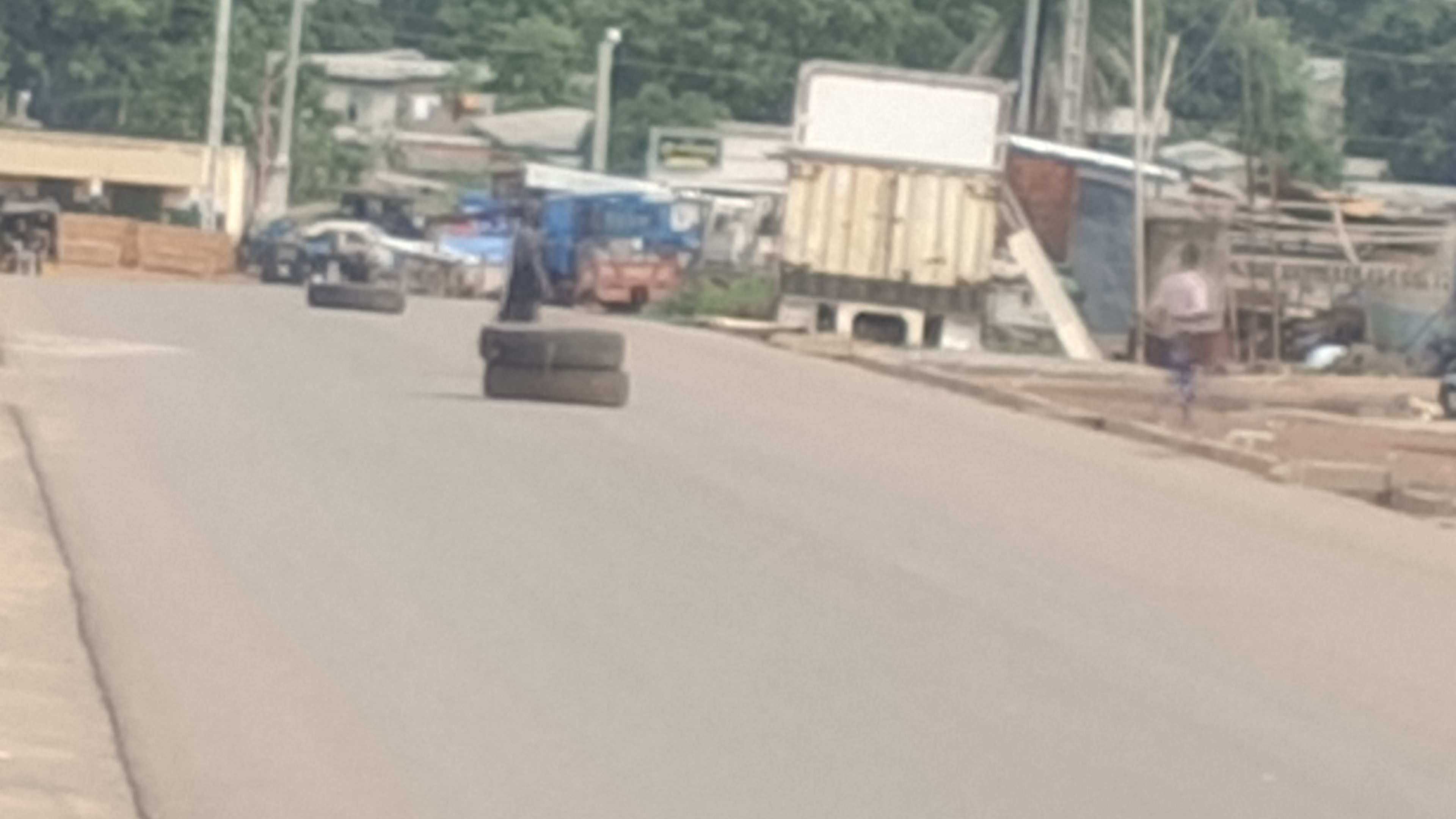 Côte d’Ivoire-AIP/ Des riverains utilisent des pneus comme signalisation face à la recrudescence des accidents à Vavoua