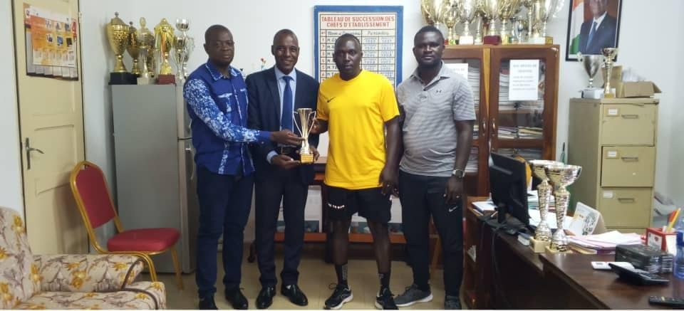 Côte d’Ivoire-AIP/Le lycée moderne Konan Camille présente son trophée inter-services à son proviseur