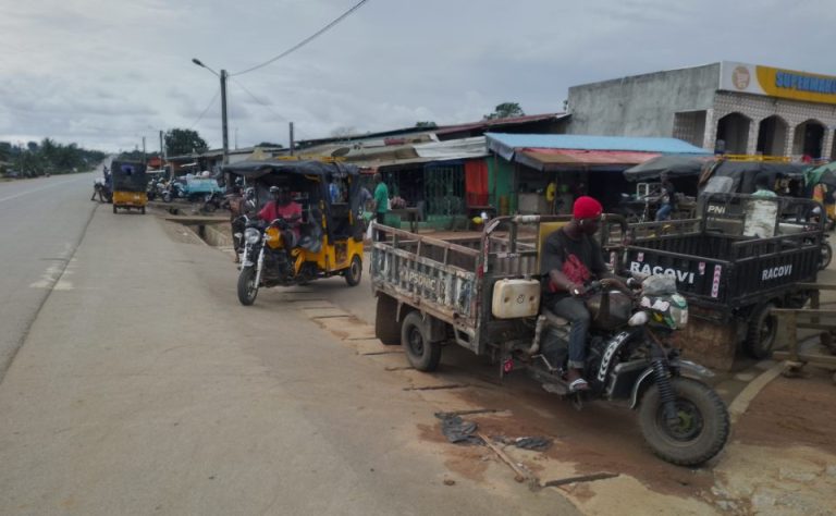 Côte d’Ivoire-AIP/ Guitry: des poteaux électriques installés au quartier BAD Extension mais toujours pas de courant