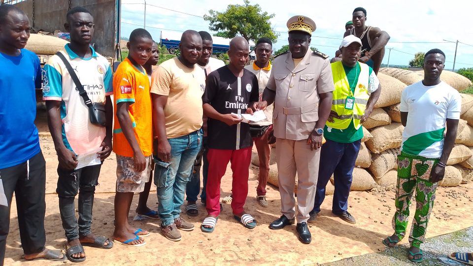 Côte d’Ivoire-AIP / Le lancement des ventes groupées permet l’enlèvement de plus de 40 tonnes de noix brutes de cajou à 400 FCFA le kilogramme à Kouto