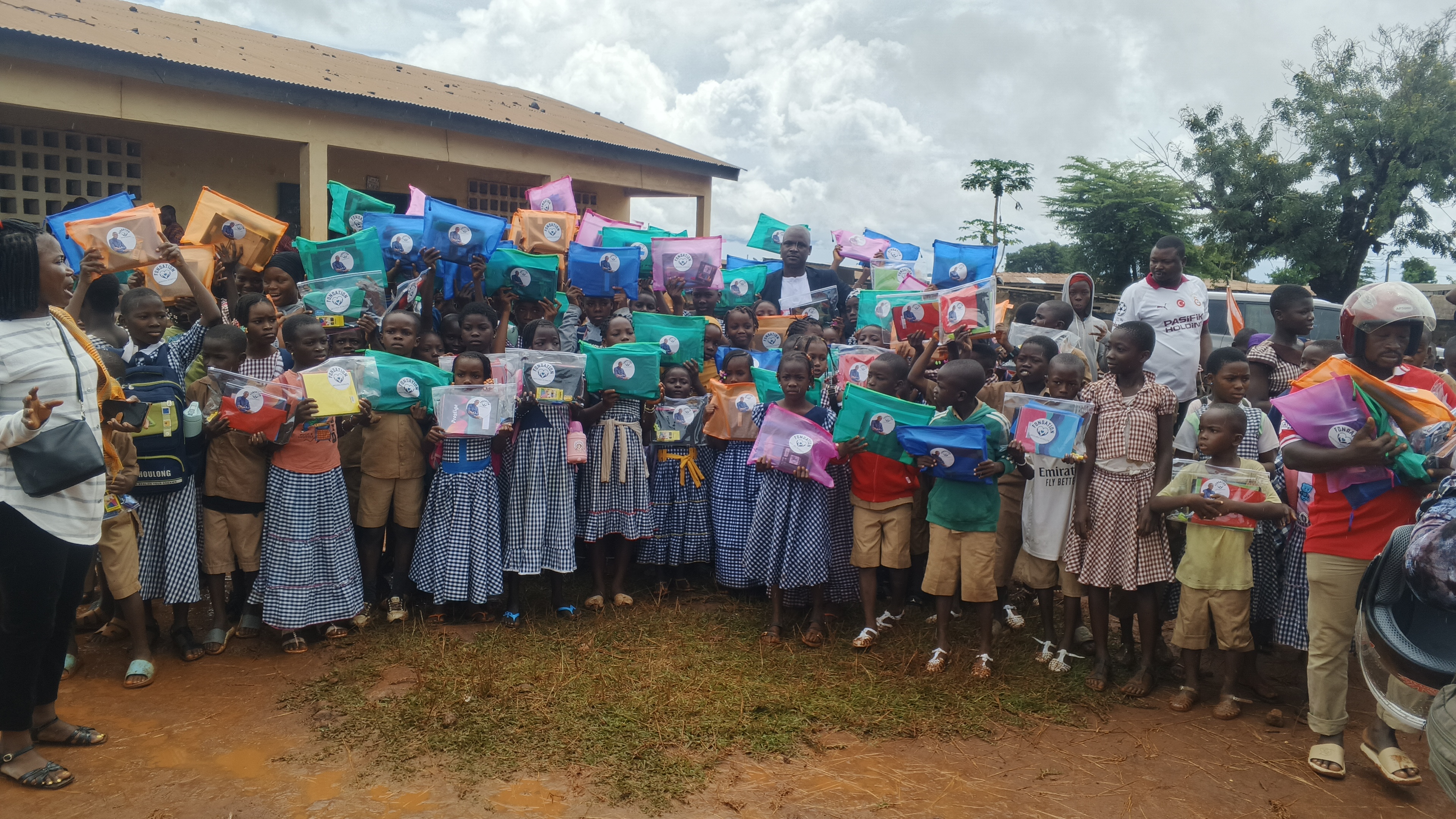 Côte d’Ivoire-AIP/ Vavoua: 750 kits scolaires et trois ordinateurs offerts par la Fondation Moussa Konaté
