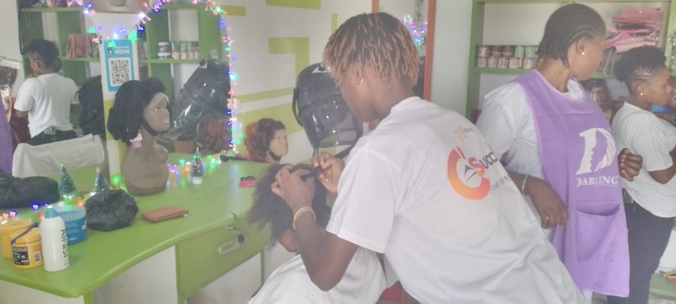 Côte d’Ivoire-AIP/Un second salon de coiffure au quartier Premier campement de Guitry pour promouvoir l’autonomisation des jeunes filles