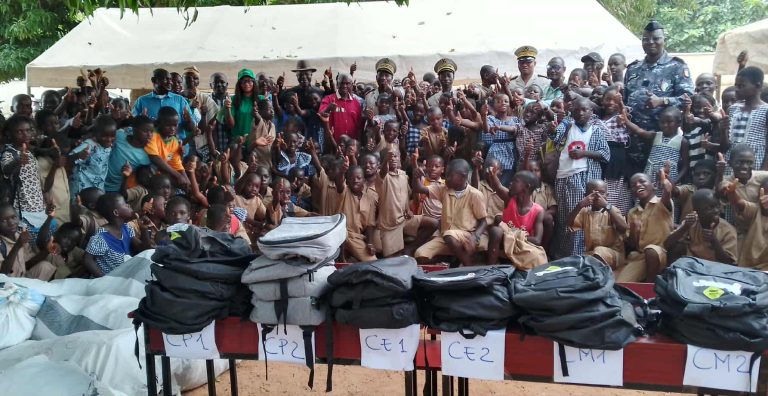 Côte d’Ivoire-AIP/ Le conseil coton-anacarde et karité offre des kits scolaires à des enfants de producteurs à Kong