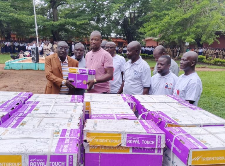 Côte d’Ivoire-AIP/ La Fondation Moussa Konaté offre des fournitures scolaires au lycée moderne de Vavoua