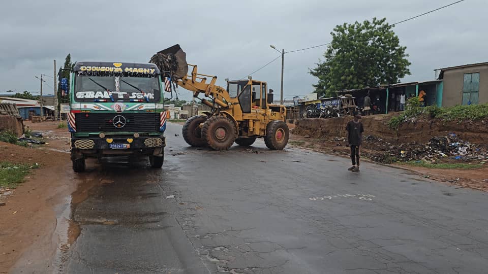 Côte d’Ivoire-AIP/ Plus de vingt dépôts sauvages en cours de destruction à Vavoua