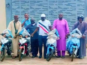 Côte d’Ivoire-AIP/ Le premier adjoint au maire de Touba offre quatre motos à des acteurs locaux