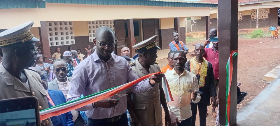 Côte d’Ivoire-AIP/ Rentrée scolaire 2026-2027 : le maire de Ouaninou remet du matériel didactique à un groupe scolaire de sa localité