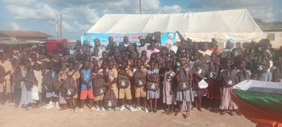 Côte d’Ivoire-AIP/ Des organisations agricoles offrent des kits scolaires à plus de 100 élèves du Bafing