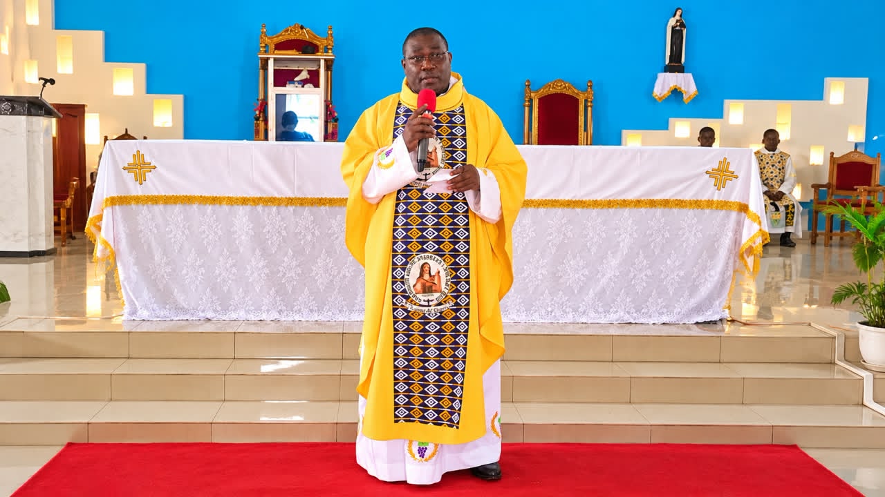 Côte d’Ivoire-AIP/ Jubilé de platine : le curé de la paroisse Sainte-Thérèse de Guitry invite les chrétiens à placer Dieu au centre de leur vie