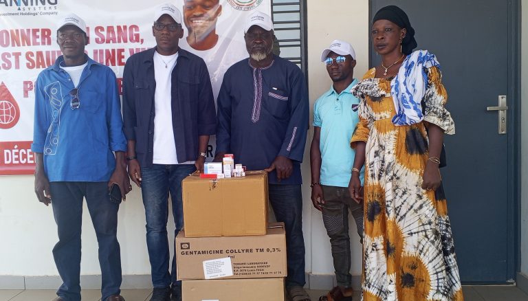 Côte d’Ivoire – AIP/ Les postes de contrôle juxtaposés de Laléraba offrent des lots de médicaments au CSR du village