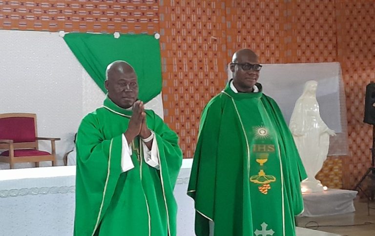 Côte d’Ivoire-AIP/ Pour la promotion de la fraternité et de l’hospitalité, un curé de Tiébissou fait appel à l’hymne national