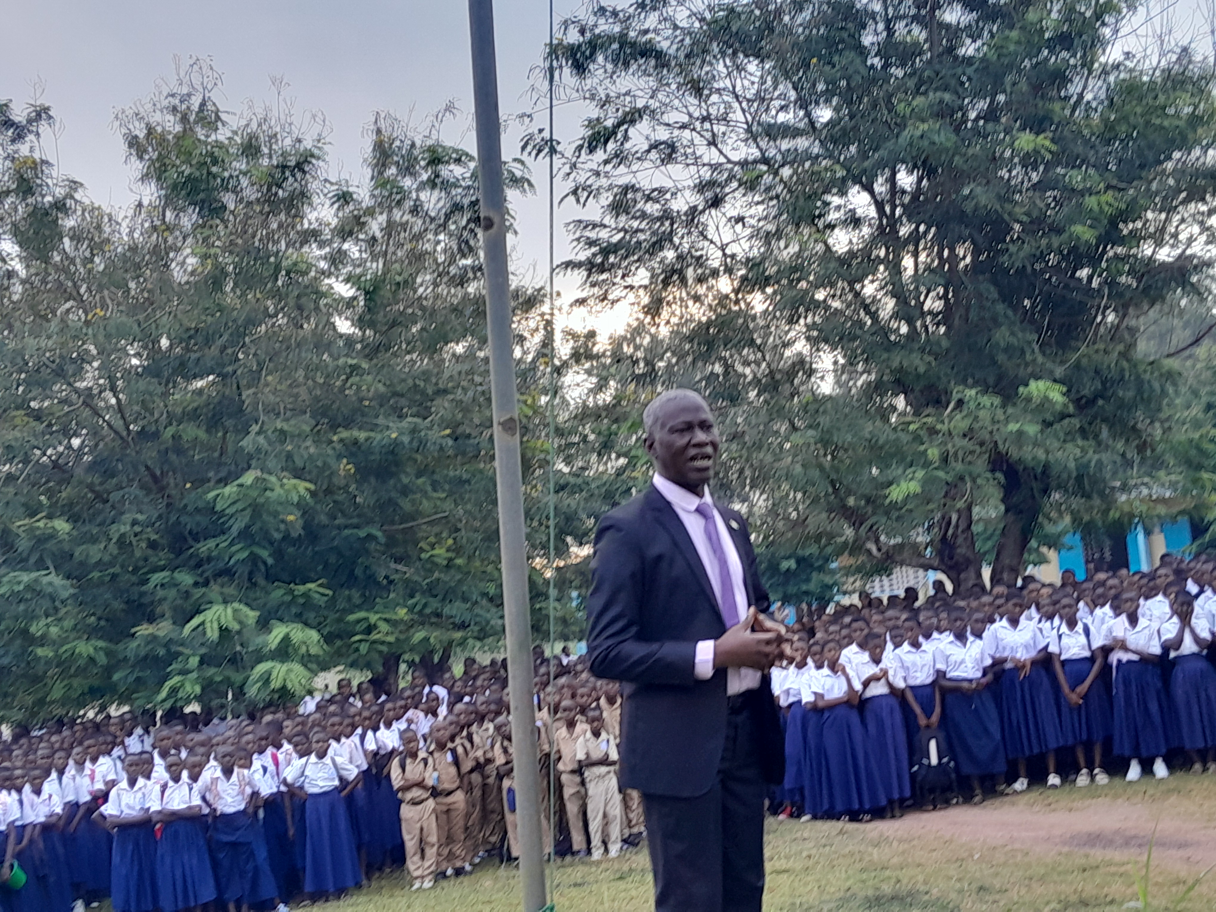 Côte d’Ivoire-AIP / Tiébissou : le proviseur du lycée Coffi Gadeau introduit une rotation du salut aux couleurs