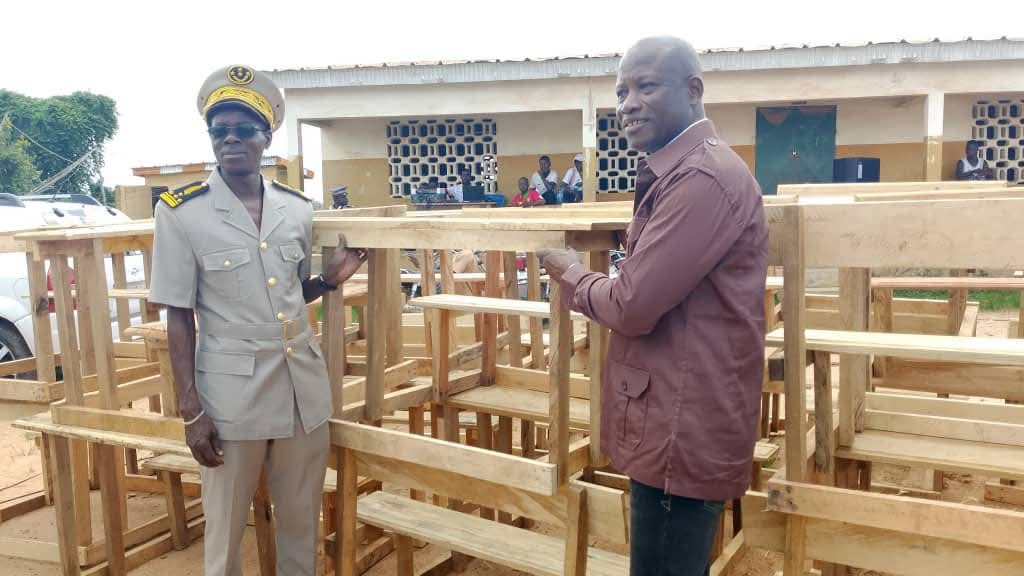 Côte d’Ivoire – AIP/ Un conseiller municipal offre du mobilier au groupe scolaire de Kahen-Zonfaédy à Bangolo