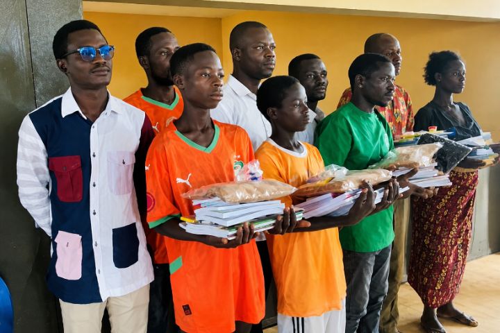 Côte d’Ivoire-AIP/ L’ONG SAVOC sensibilise des parents d’élèves de Sakassou à un meilleur suivi de la scolarité de leurs enfants