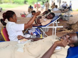 Côte d’Ivoire-AIP / Des élèves du lycée Coffi Gadeau de Tiébissou participent à une opération de don de sang