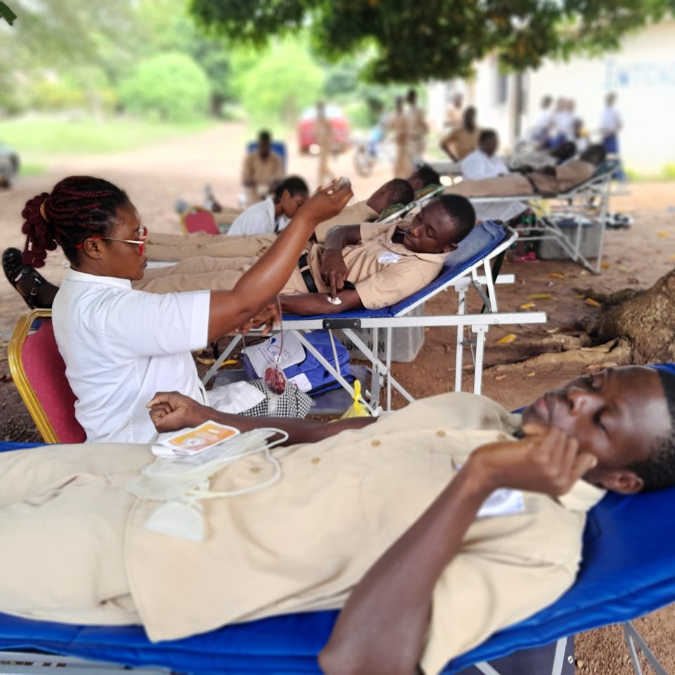 Côte d’Ivoire-AIP / Des élèves du lycée Coffi Gadeau de Tiébissou participent à une opération de don de sang