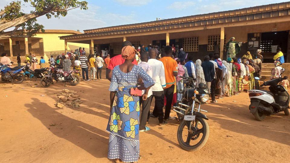 Côte d’Ivoire-AIP/ Législatives 2025 : affluence des électeurs dès l’ouverture des bureaux de vote à Madinani