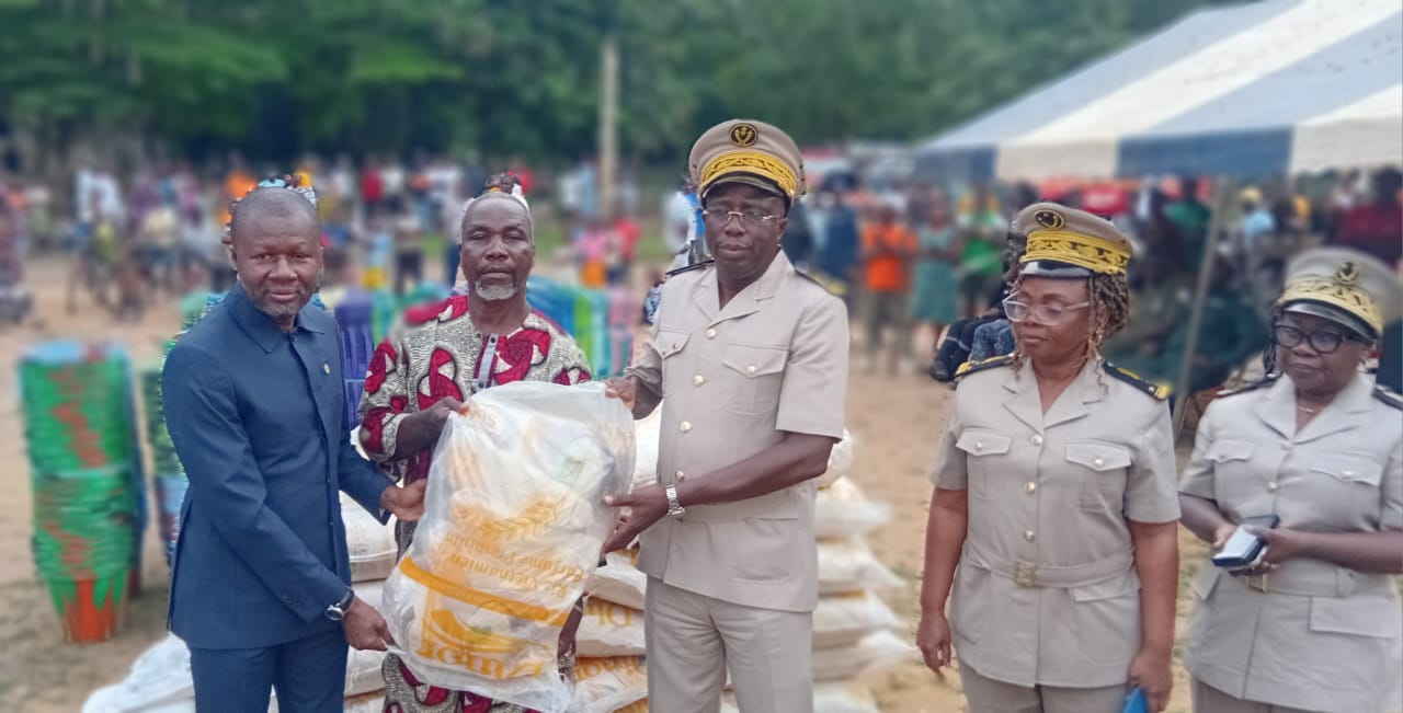 Côte d’Ivoire-AIP / Fresco : les familles sinistrées des inondations de Zegban reçoivent du sénateur des vivres et des non-vivres